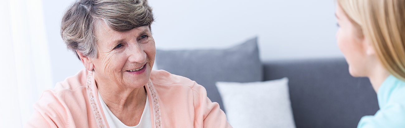 Gesprächssituation zwischen Sozialdienst und älterer Dame