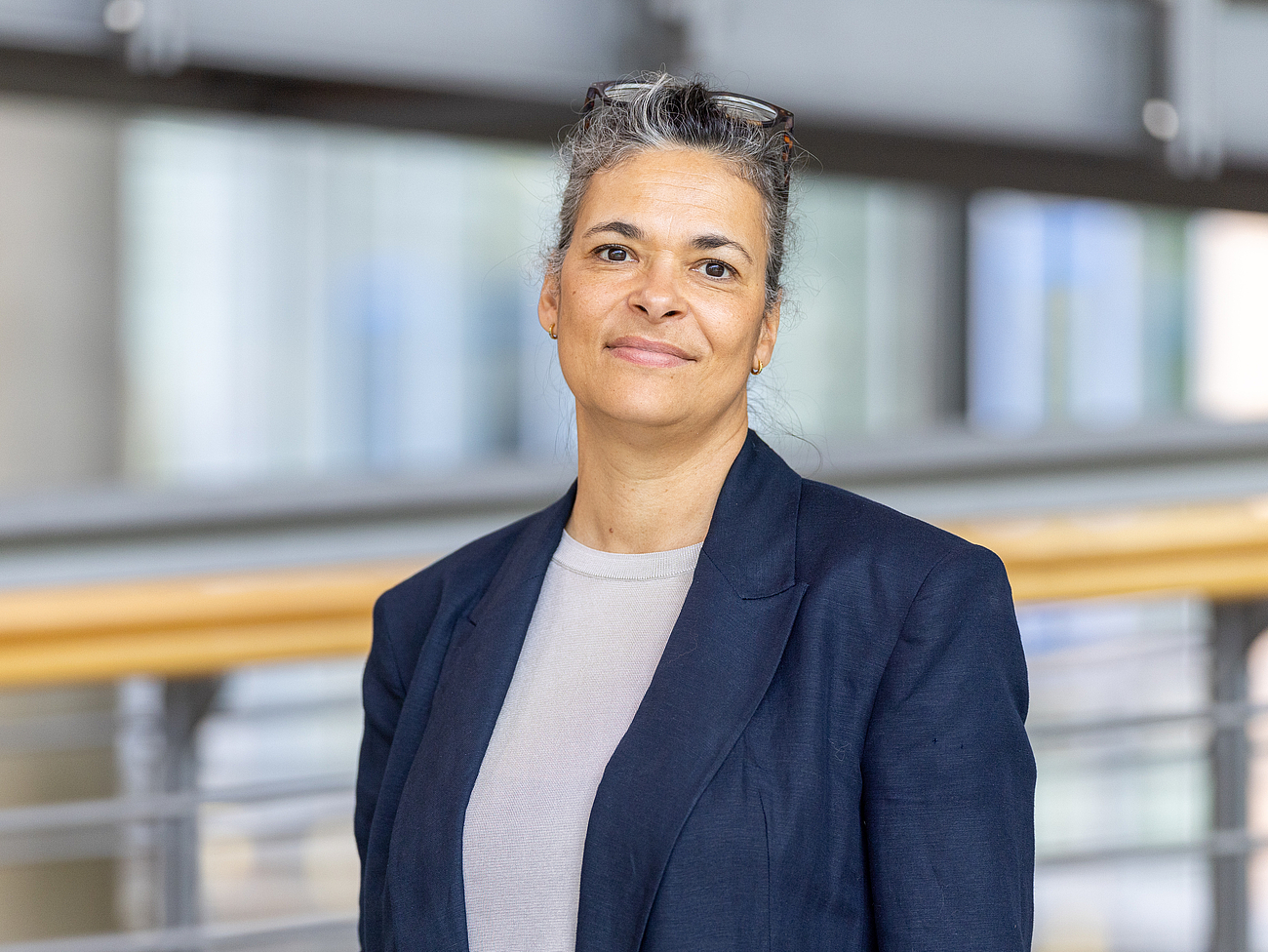 Mitarbeiterin lächelt in die Kamera.