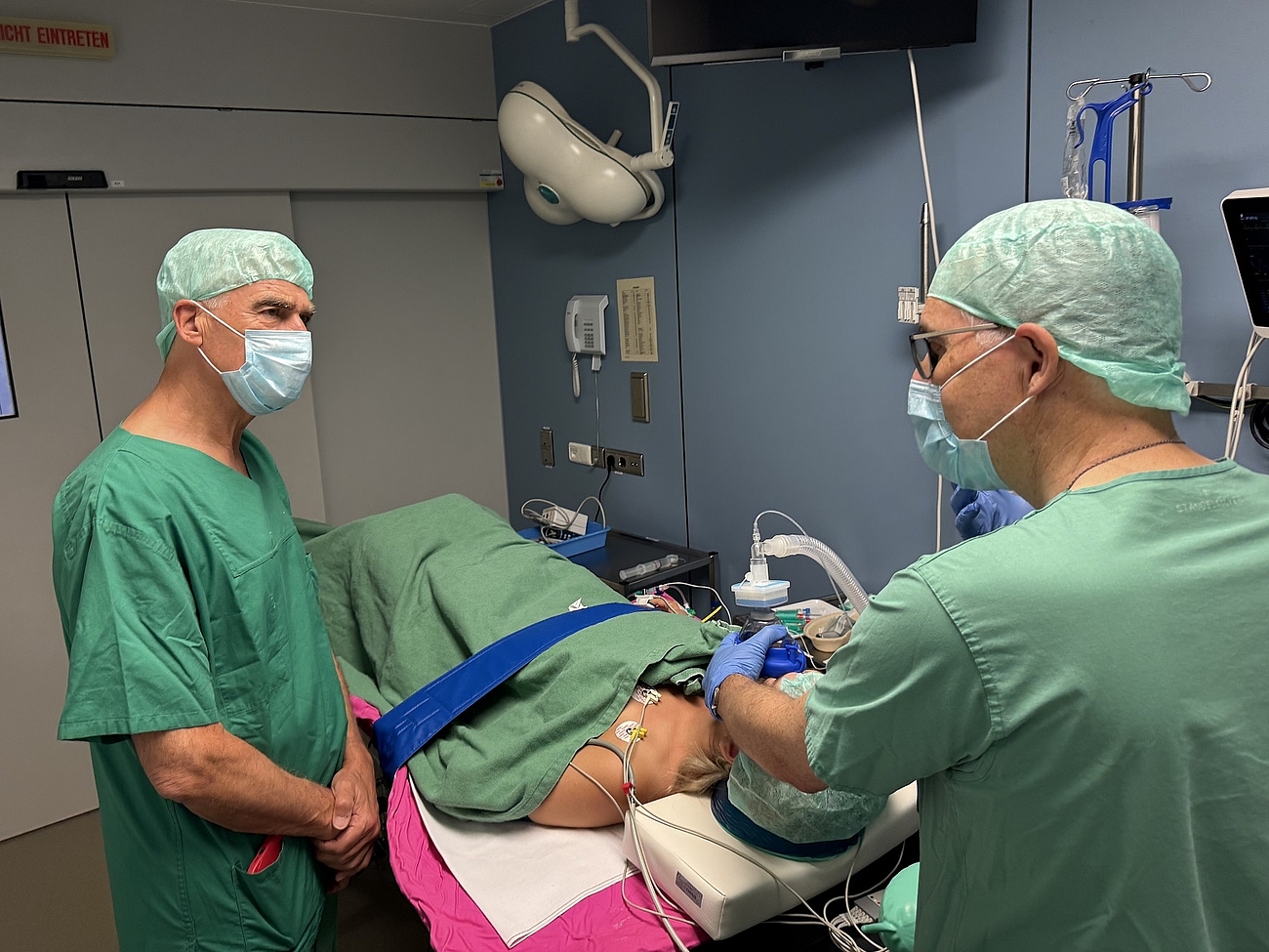 Zwei Ärzte führen die Anästhesie eines Patienten durch. 
