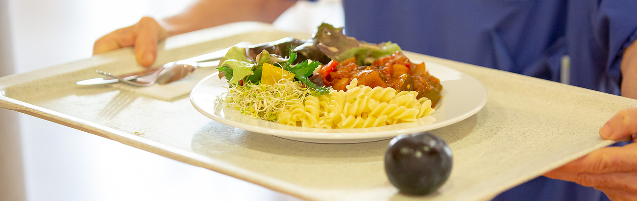 Tablett mit Krankenhausmahlzeit