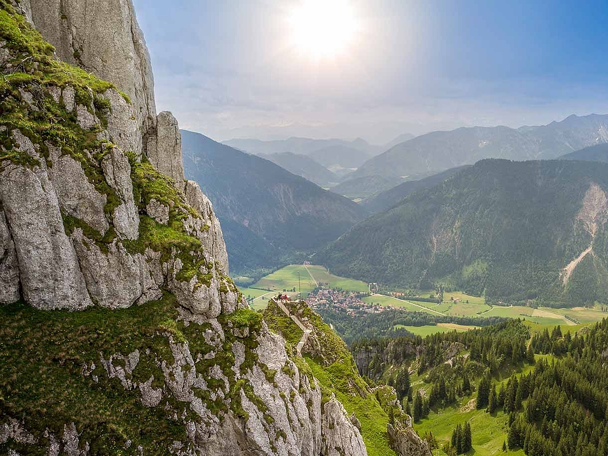 Eine Berglandschaft mit Sonnenschein.