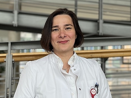 Mitarbeiterin lächelt in die Kamera.