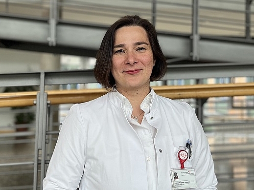 Mitarbeiterin lächelt in die Kamera.