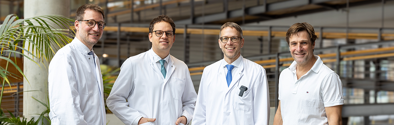 Ärzte des Pankreaszentrums am Krankenhaus Agatharied stehen in einer Gruppe zusammen.