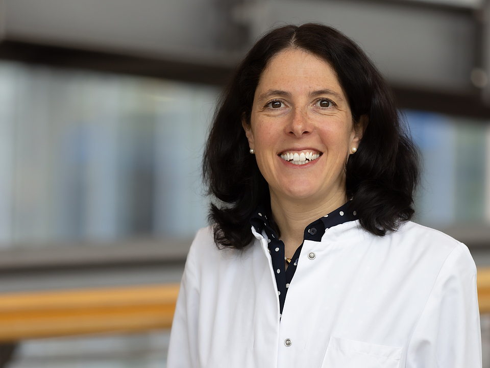 Eine Ärztin lächelt in die Kamera.