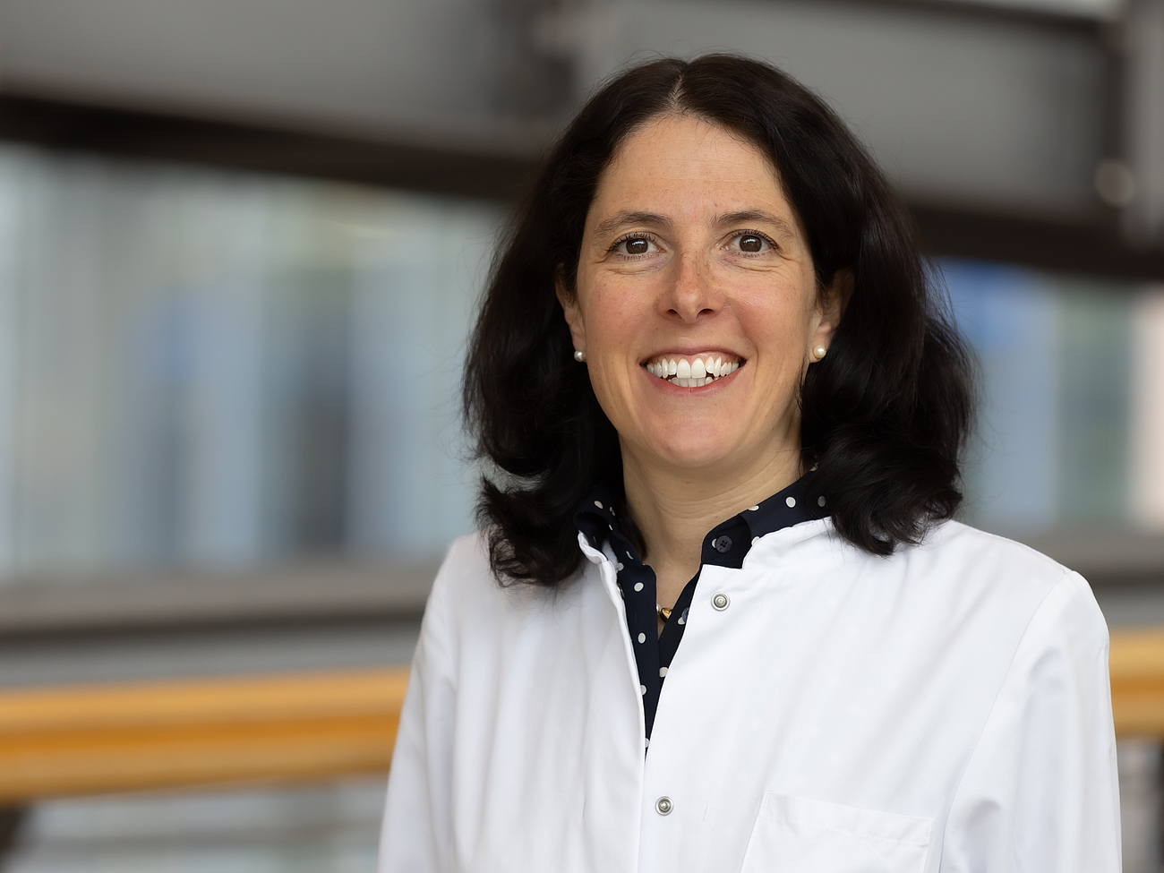 Eine Ärztin lächelt in die Kamera.