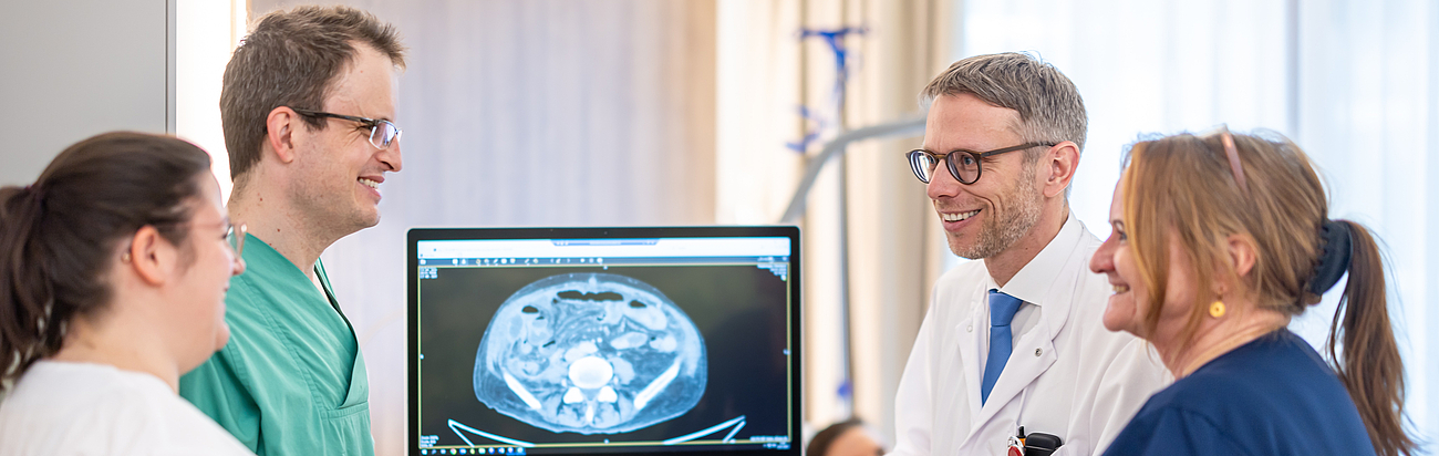 Das chirurgische Team betrachtet eine Bildschirmaufnahme