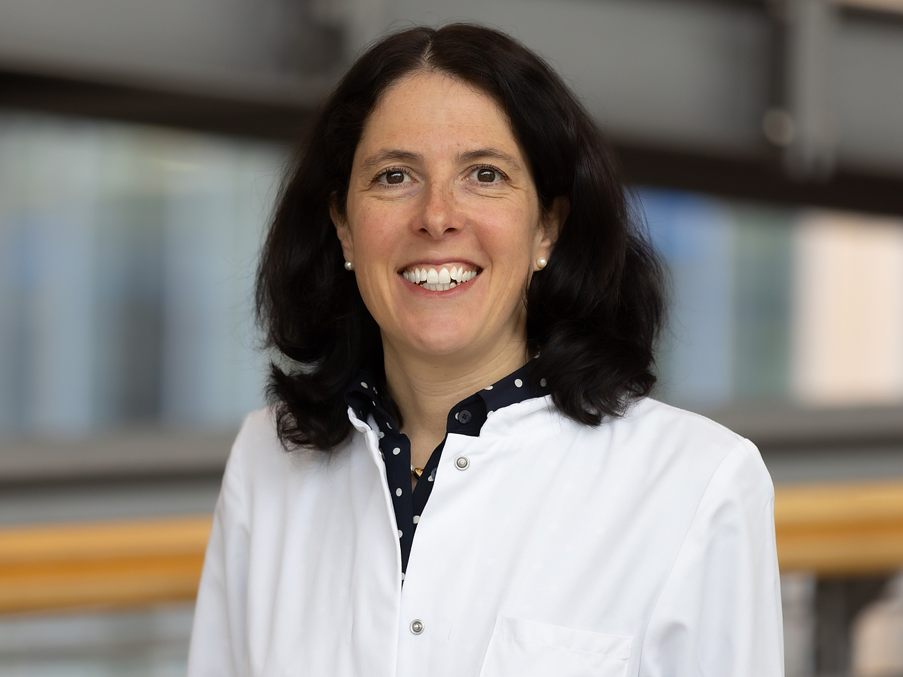 Eine Ärztin lächelt in die Kamera.