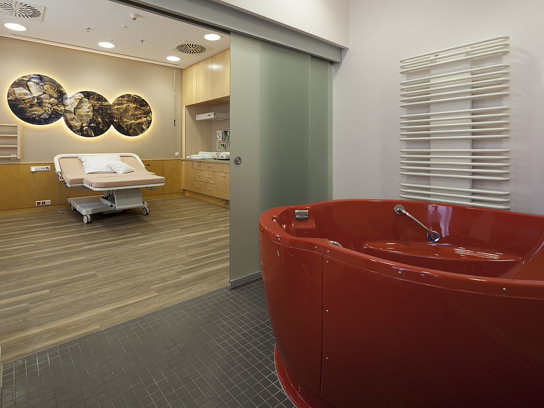 Eine rote Badewanne steht im Kreissaal.