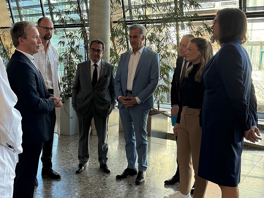 Landtagspräsidentin Ilse Aigner und die bayerische Gesundheitsministerin Judith Gerlach bei der Einweihung der Technologie im Krankenhaus Agatharied zusammen mit Stavros Kostantinidis vom Förderverein und Landrat Olaf von Löwis of Menar.