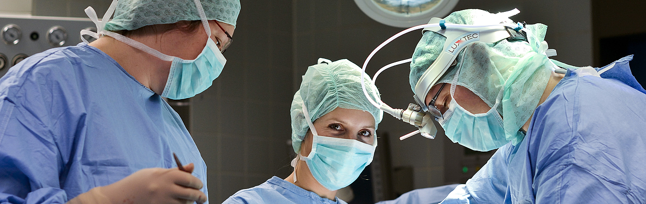Ärzte und Assistenten während einer Operation