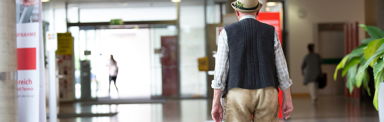 Patient im Foyer des Krankenhauses Agatharied