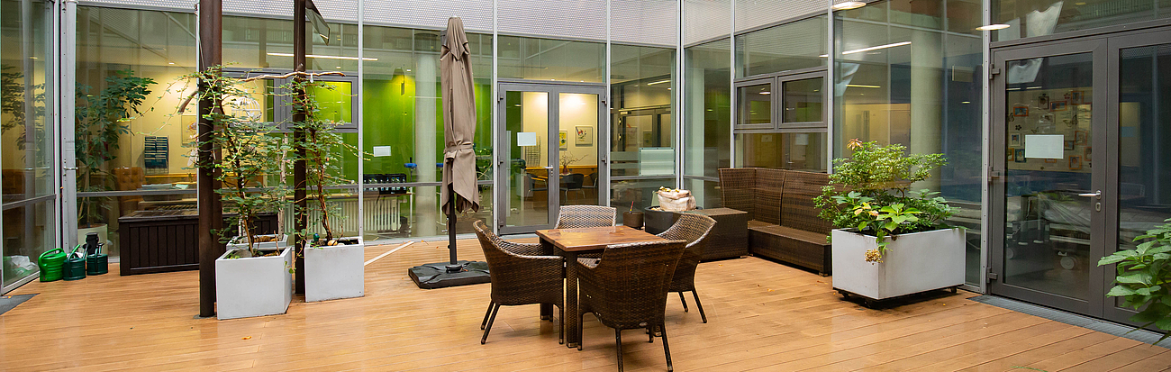 Sitzgruppe mit Blick auf Pflanzen im Krankenhaus Agatharied