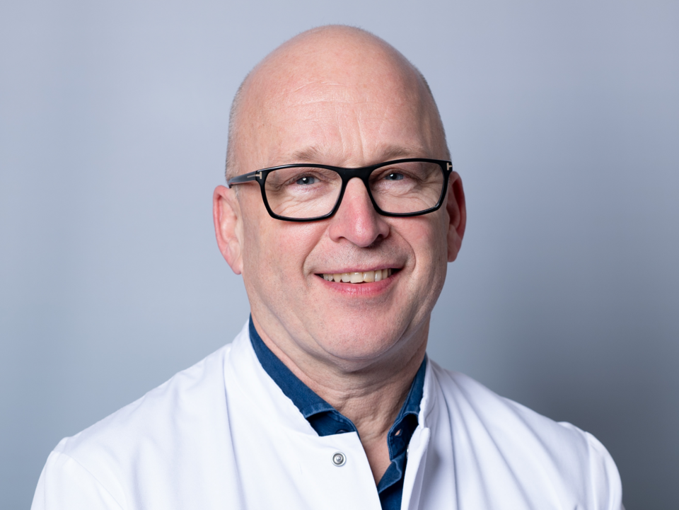 Dr. Rüth der Asklepios Stadtklinik Bad Tölz lächelt in die Kamera.