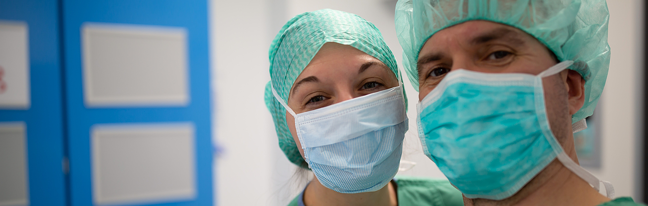 Medizinische Fachkräfte in OP-Kleidung