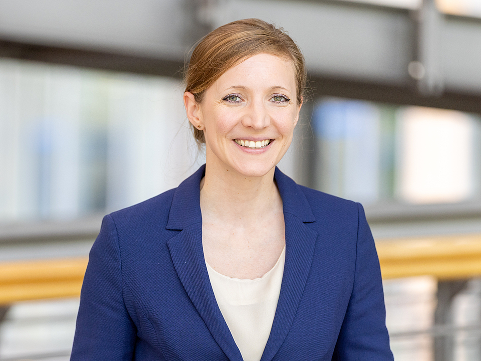 Frau Gilke Mitarbeiterin lächelt in die Kamera.