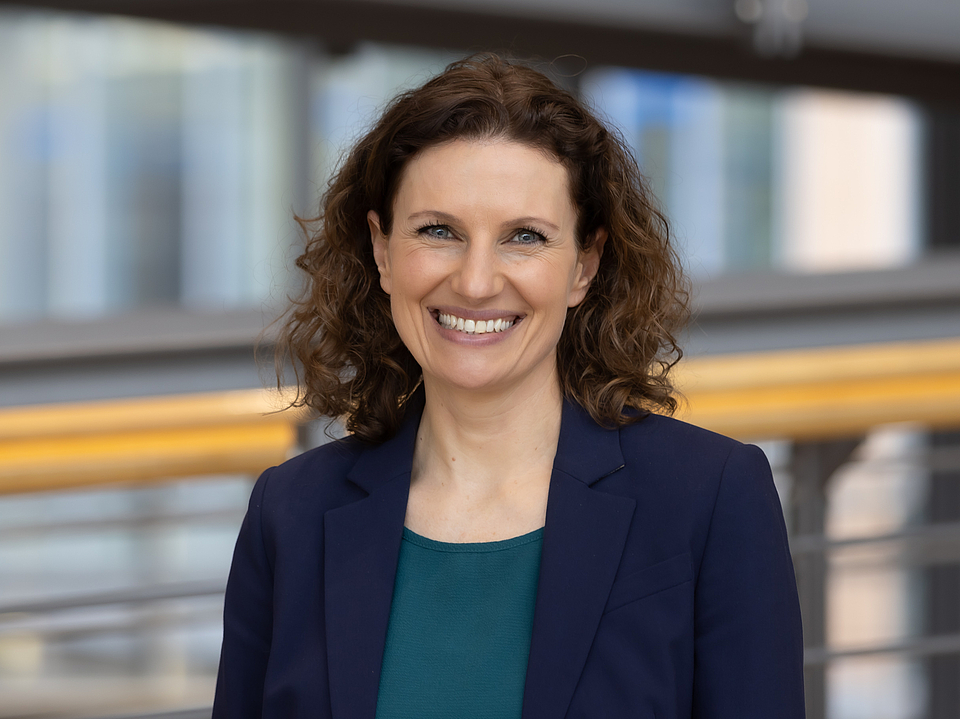Frau Lutz Mitarbeiterin lächelt in die Kamera.