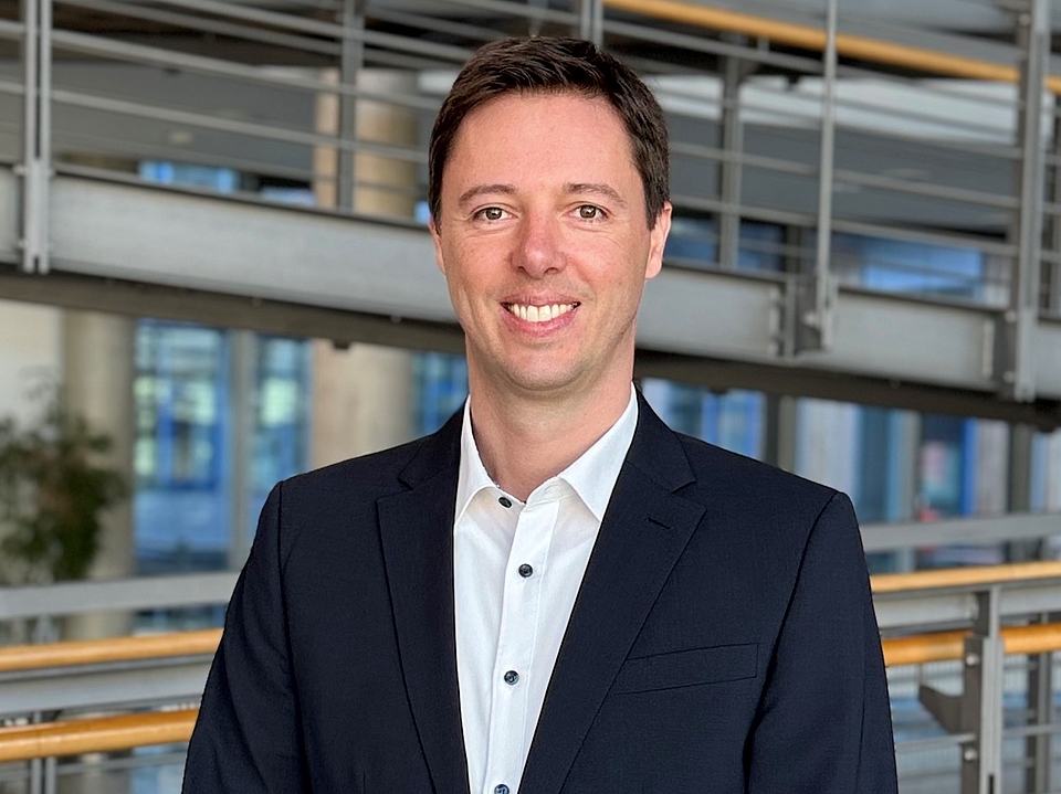 Herr Zeindl Mitarbeiter lächelt in die Kamera.