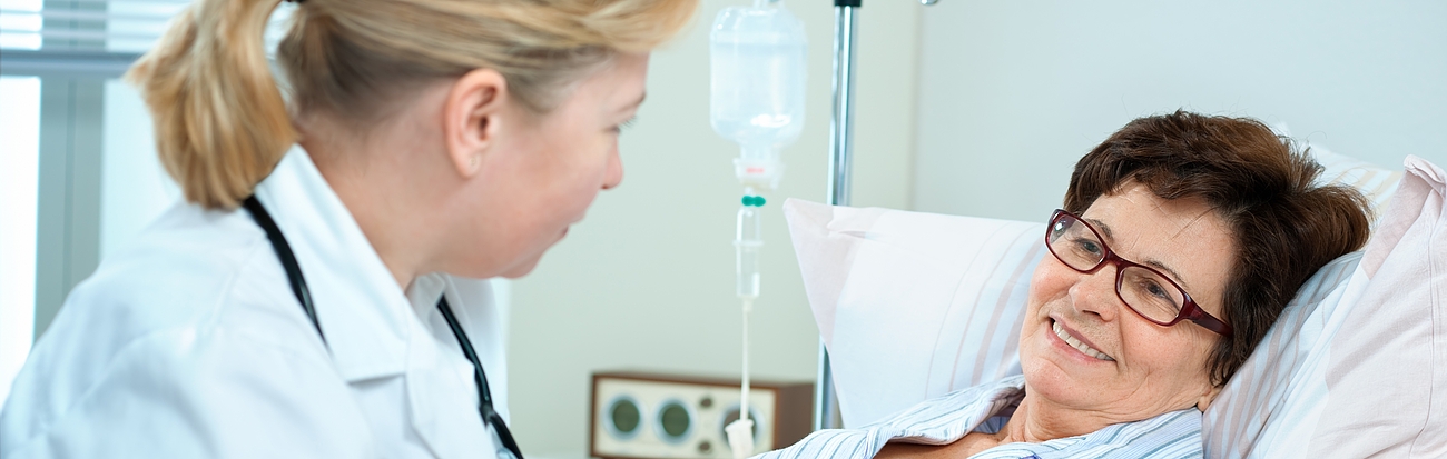 Ärztin mit Patientin am Krankenbett