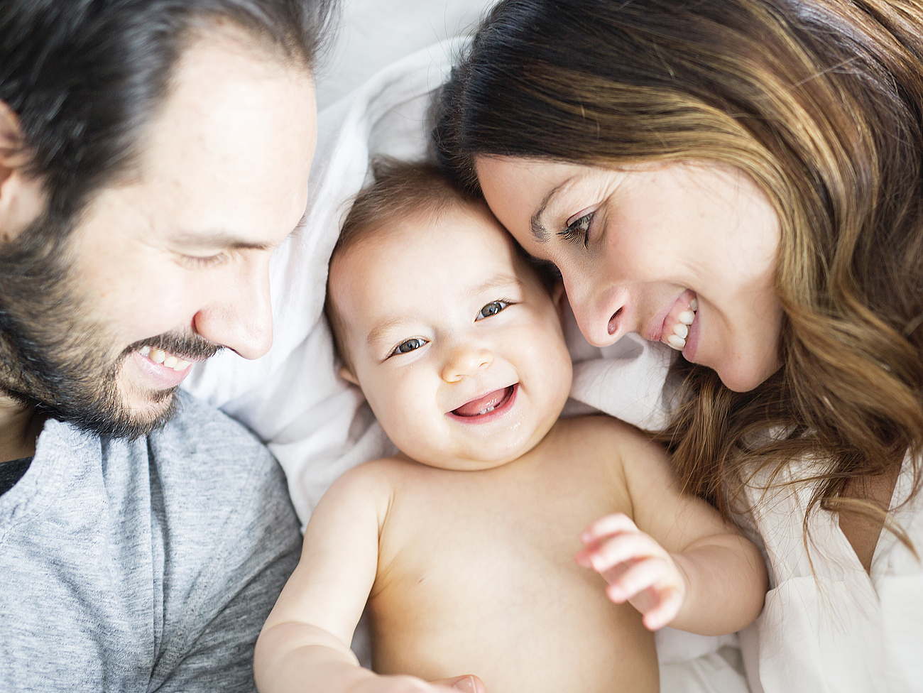 Glückliche Eltern mit lächelndem Baby
