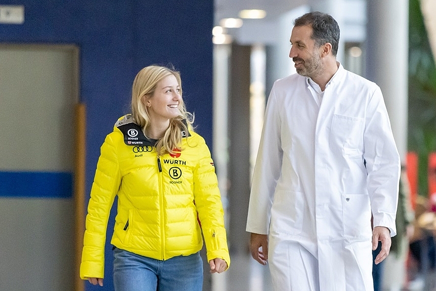 Skirennfahrerin Sophia Zitzmann und Dr. med. Minzlaff Skirennfahrerin Sophia Zitzmann im Gespräch mit Dr. med. Minzlaff