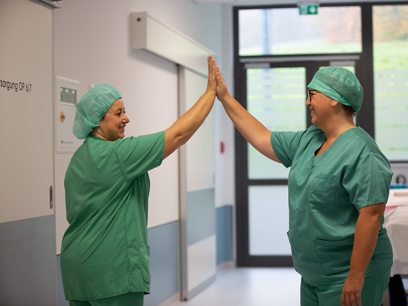 Pflegerinnen geben sich High-Five Zwei Pflegerinnen geben sich ein High-Five.