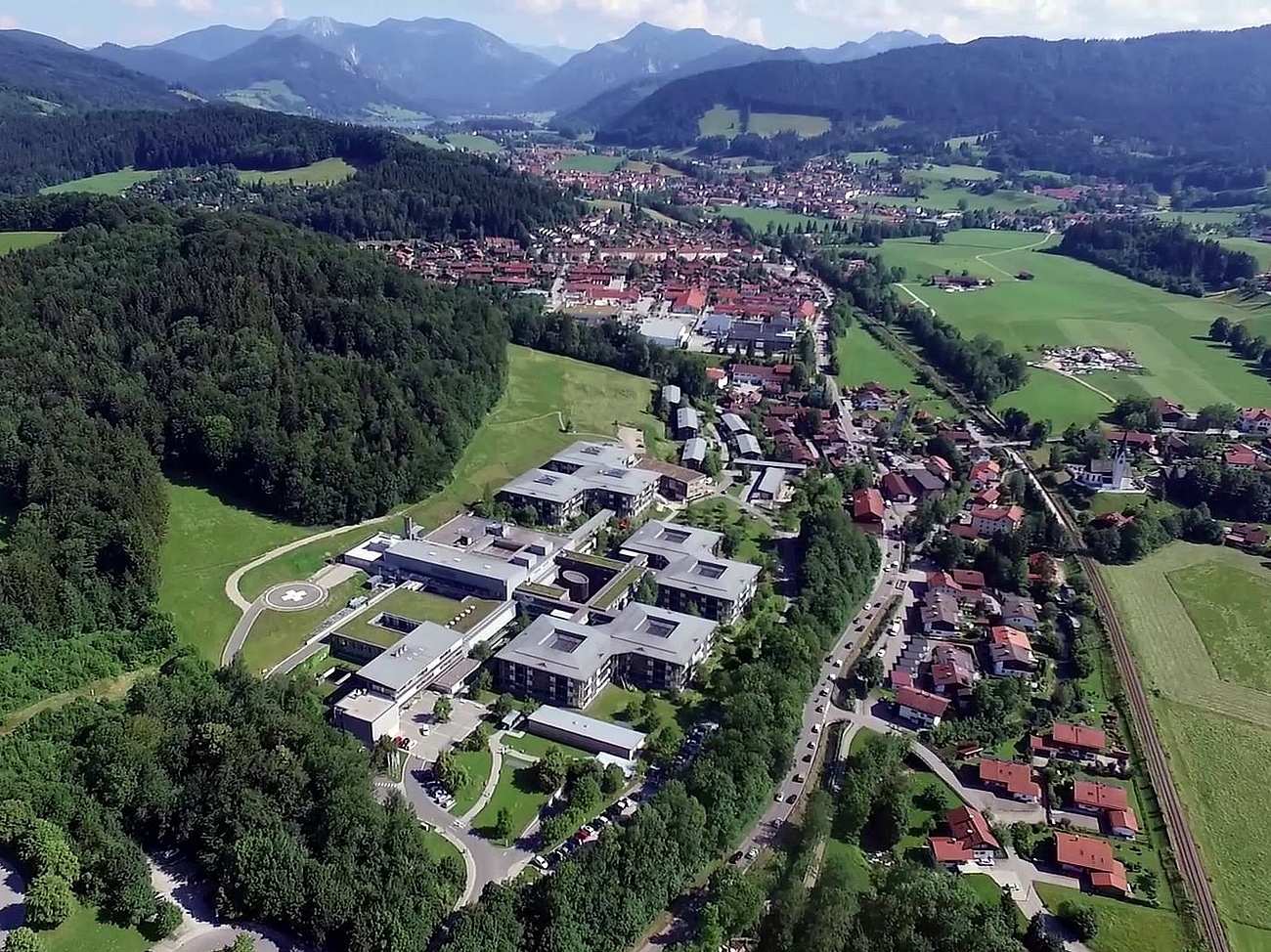 Luftaufnahme Krankenhaus Agatharied Eine Luftaufnahme des Krankenhaus Agatharied, welches von Bäumen umgeben ist.