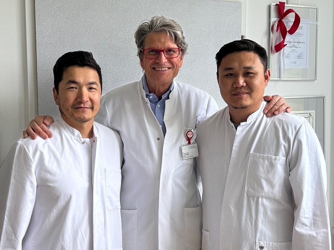 Ein Gruppenfoto von Prof. Dr. Brunner mit Gastärzten aus der Mongolei.