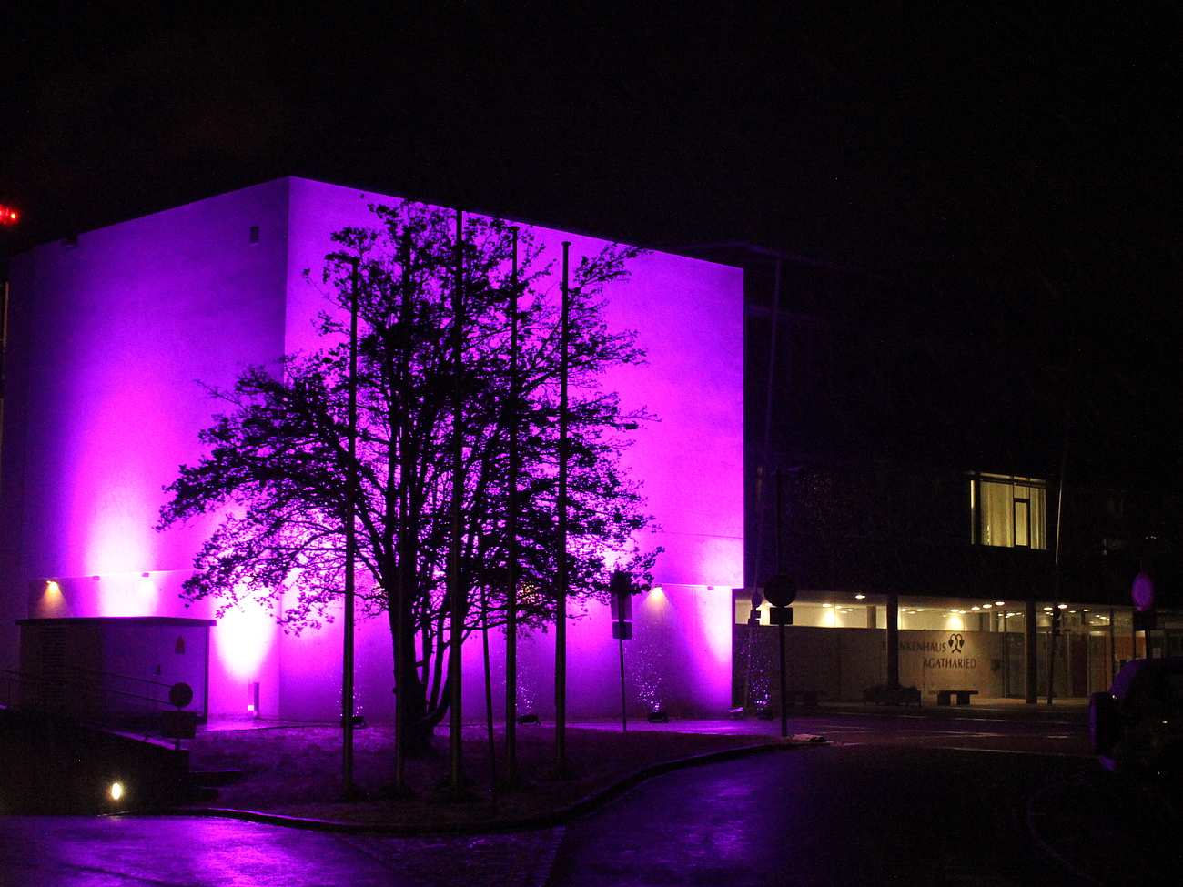 Krankenhaus ist mit lilafarbenem Licht beleuchtet