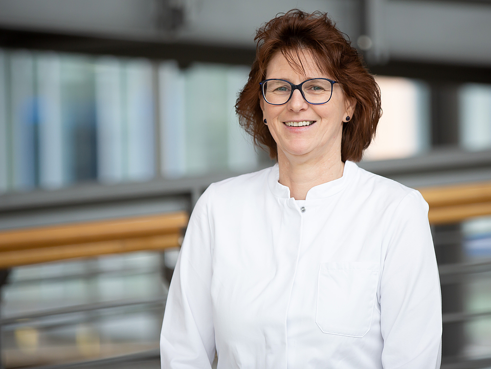 Frau Dr. Hastreiter Ärztin lächelt in die Kamera.