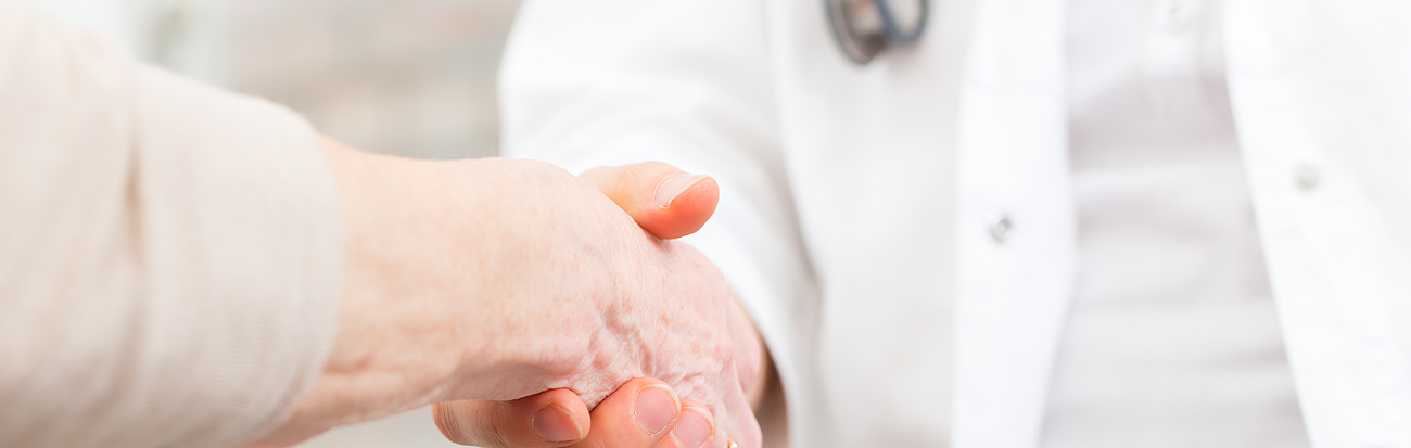 Arzt gibt Patient die Hand