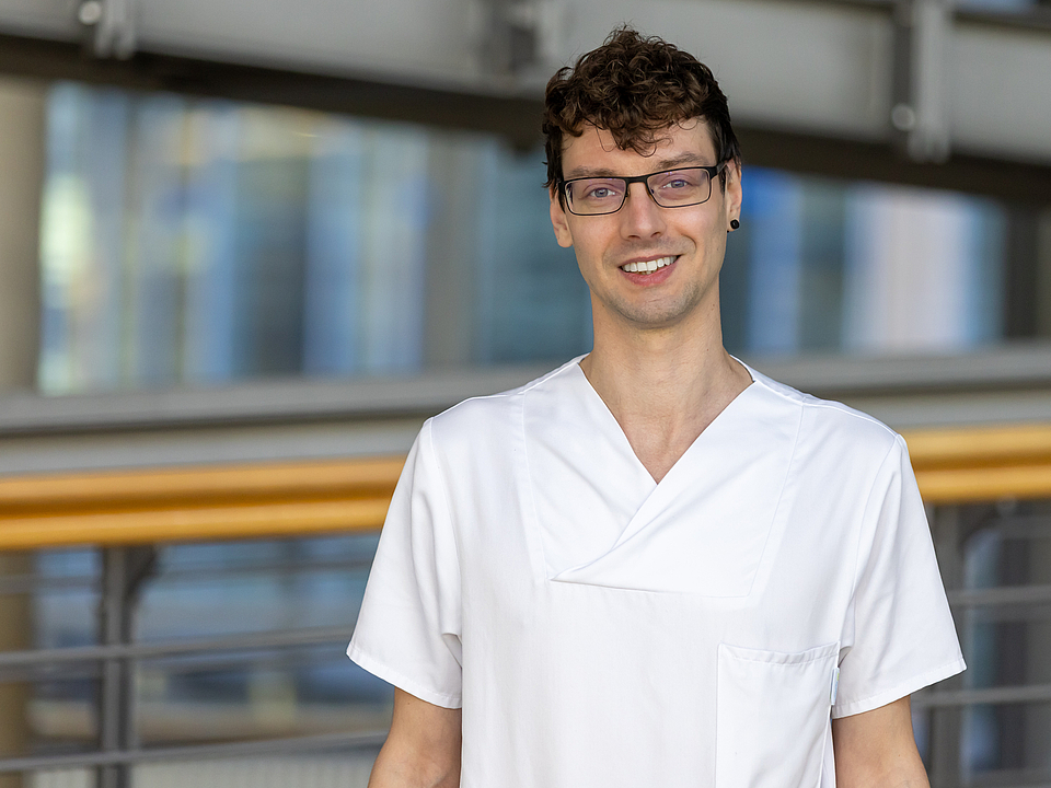 Dr. Hübner Arzt lächelt in die Kamera.
