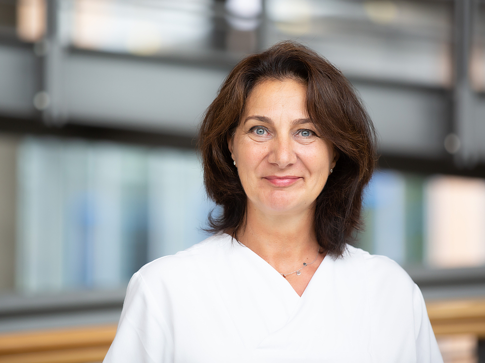 Frau Lausch Pflegerin lächelt in die Kamera.