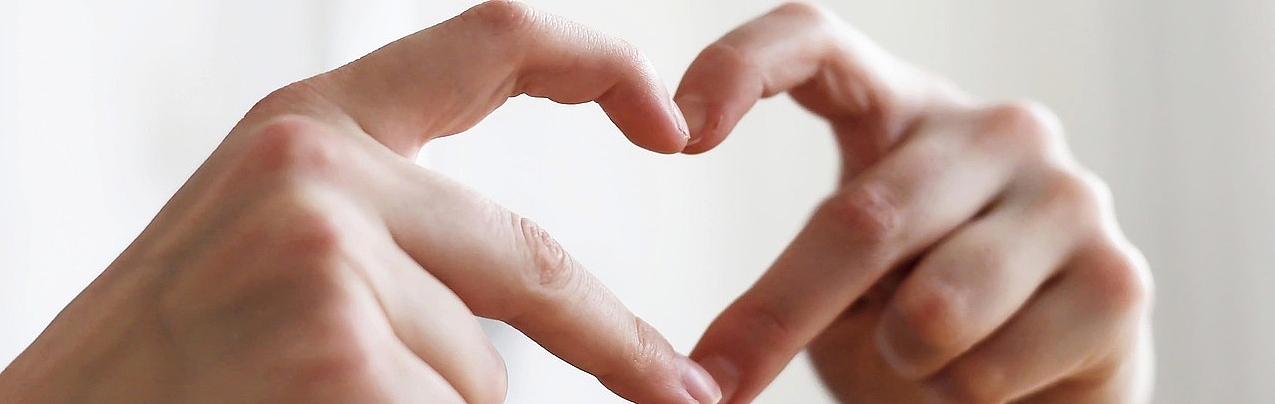 Finger formen ein Herz