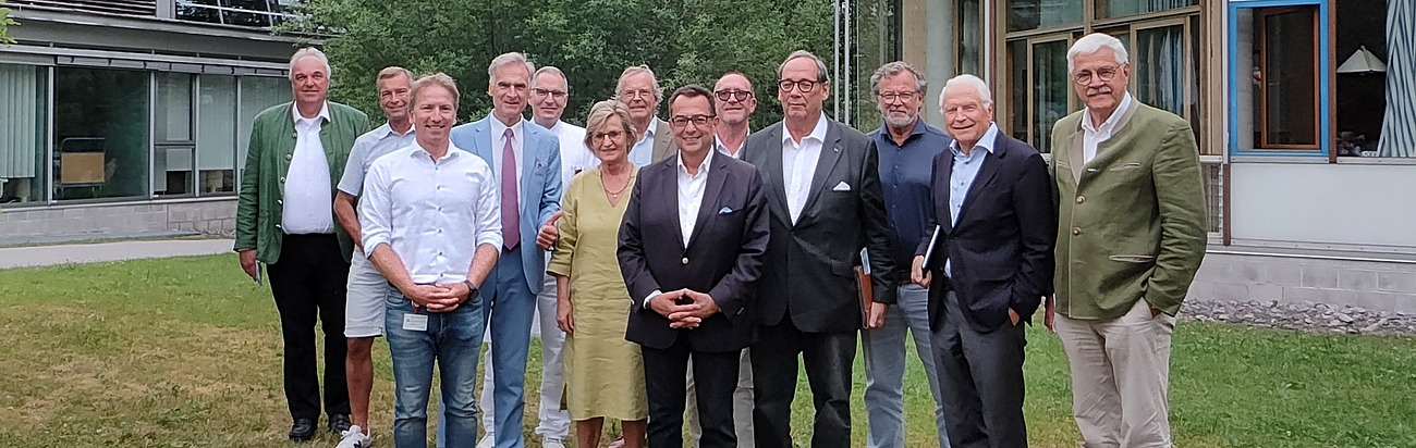 v.l.n.r.: Norbert Kerkel (Bürgermeister Waakirchen), Jens Zangenfeind (Bürgermeister Hausham), Benjamin Bartholdt (Vorstand Krankenhaus Agatharied), Landrat Olaf von Löwis of Menar, Prof. Markus Rehm (Ärztlicher Direktor Krankenhaus Agatharied), Monika Komarek (Dornhecker Stiftung), Prof. Joachim Martius, Stavros Kostantinidis (Vorsitzender Freundeskreis), Gerd Kerkhoff (Kerkhoff Consulting), Dr. Harald Mosler (Josef und Luise Kraft Stiftung), Manfred Pfeiler (E-Werk Tegernsee), Dr. Walter Schlebusch, Dr. Klaus Fresenius (medicum Tegernsee)
