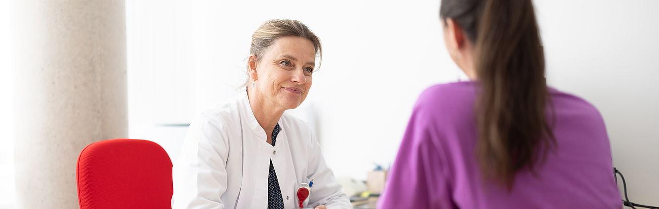 Ärztin spricht mit Patientin im Brustkrebszentrum