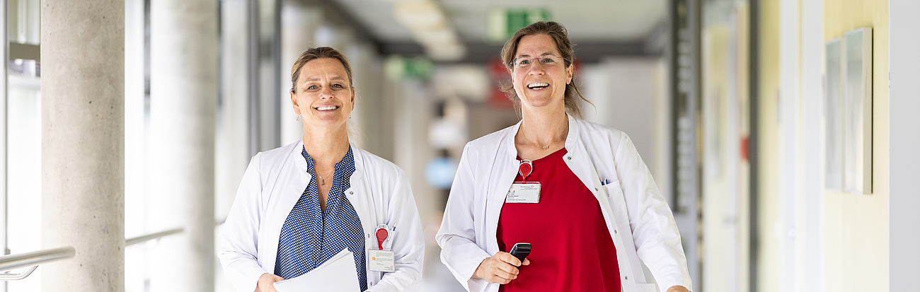 Zwei Ärztinnen der gynäkologischen Onkologie auf dem Weg zu einer Patientin