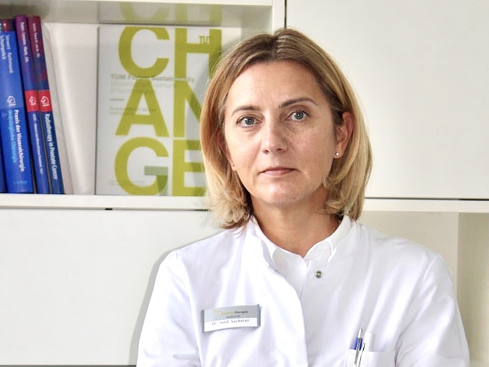 Frau Dr. Sackerer Ärztin schaut in die Kamera.