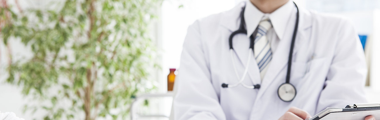 Ein Arzt unterhält sich mit einem Patienten.